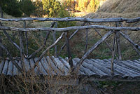 Старый деревянный мостик