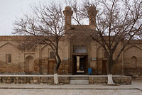 Стены и портал мавзолея Амир Адулахадхона