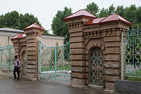 Ворота во двор здания Штаба войск (ныне учебное заведение)