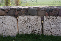 Забор из каменных белых блоков