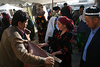 Продажа сукна на базаре Ургута