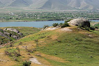 Вид на Каратепинское водохранилище и кишлак Мингбулак
