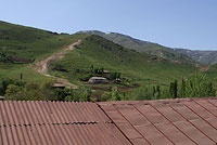 Дорога уводящая в горы Каратепинского хребта