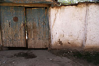 Стены дома и ворота в кишлаке Терсак