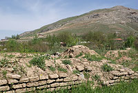 Кладка кирпичей несторианского храма в Ургуте