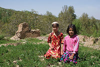 Дети возле памятника Сулеймантепа