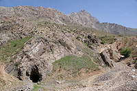 Вид на пещеру возле лагеря