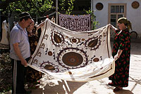 Жена Нумана занимается вышивкой сюзане